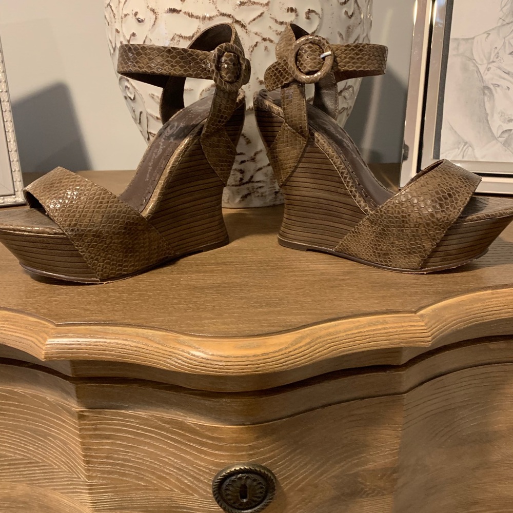 Alice and Olivia wedges